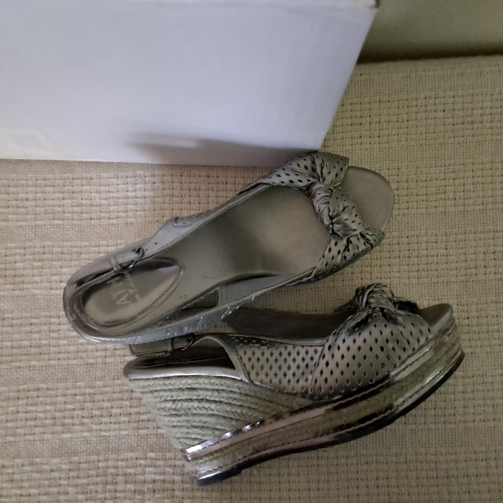 Kathy Van Zeeland Gray Wedge Shoes with Modern Elegance